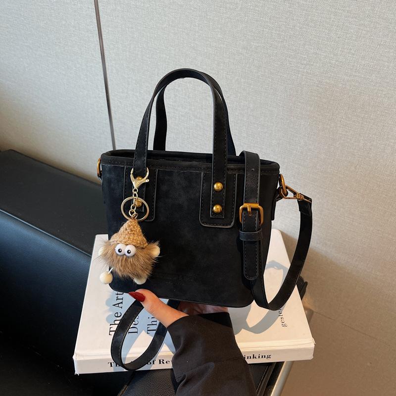 Suede bag women's autumn and winter versatile 2025 new matte retro shoulder messenger bag popular portable bucket bag