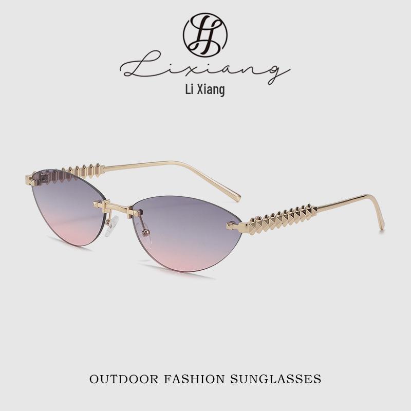 

Серо-розовые безрамные солнцезащитные очки «Кошачий глаз» с металлическими заклепками на дужках - Модный европейский и американский уличный стиль Sunglasses Only