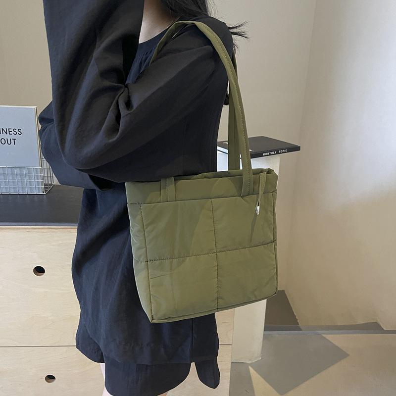 

2025 new cotton bag fashion solid color simple casual commuting shoulder bag light niche car stitching handbag 27*8*22 чёрный