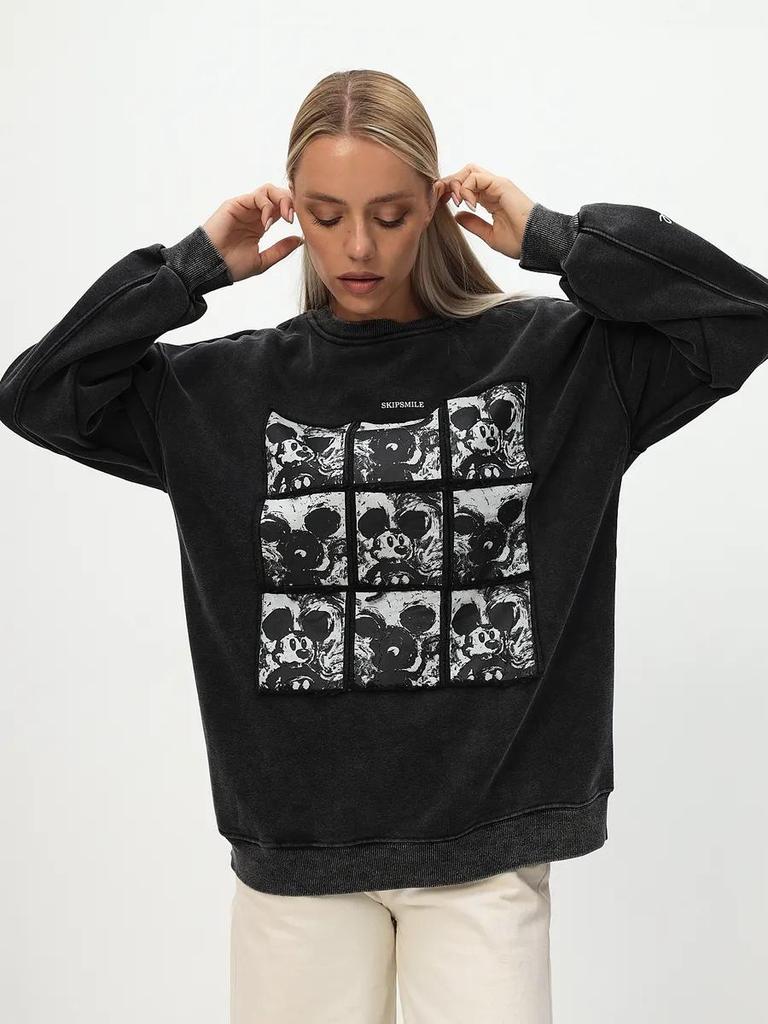 Black Vintage Mickey Print Round Neck Sweatshirt - Fun, Retro, Loose Fit for Autumn/Winter