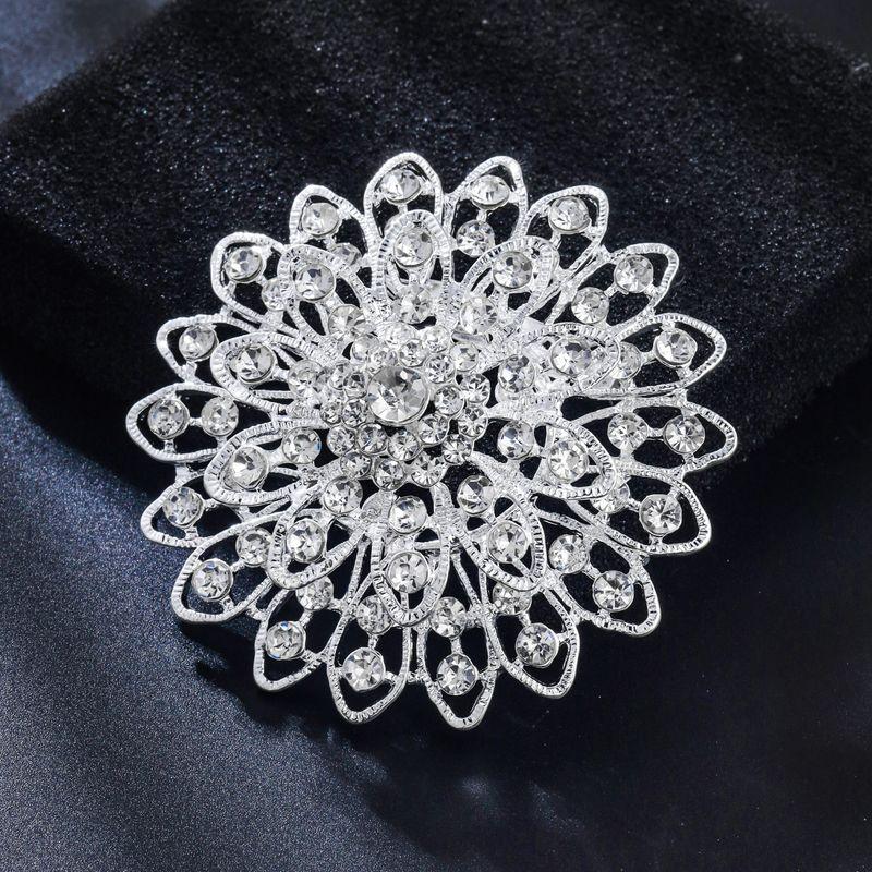 Vintage European and American Rhinestone Flower Brooch for Women, Elegant and Luxurious, Suitable for Suits, Coats, and Jackets, Brooch Accessory