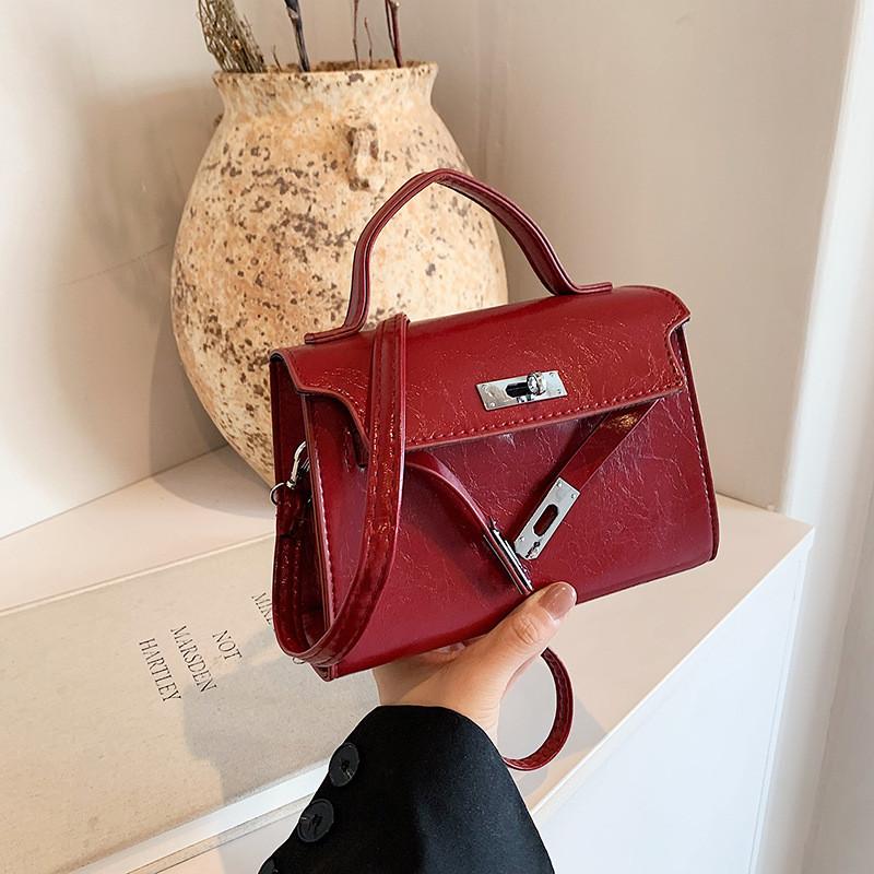 Chic Minimalist Shoulder Crossbody Bag Elegant Design For Women In 2024 Summer Fashion Trend