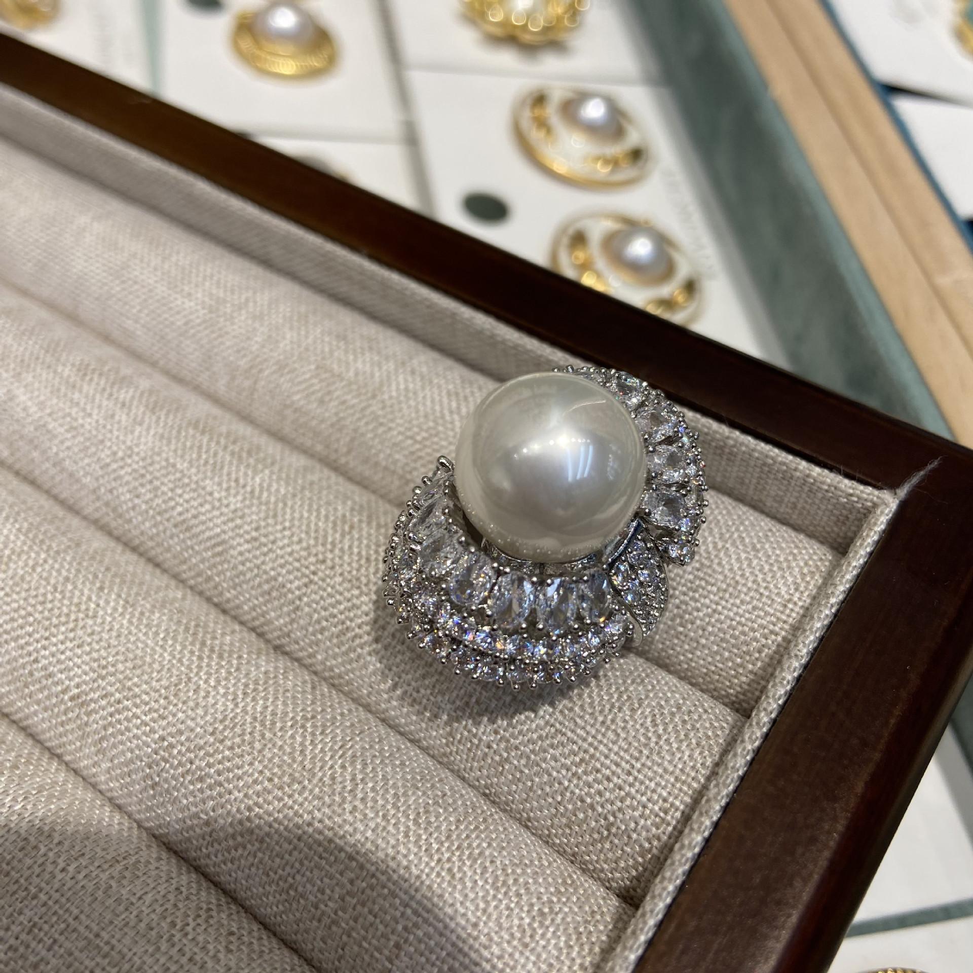 

Кольцо с крупным жемчугом в форме фартука, женское, с крупным зерном, с чувством индивидуальности, темпераментом, инкрустированное австрийским жемчугом и бриллиантами