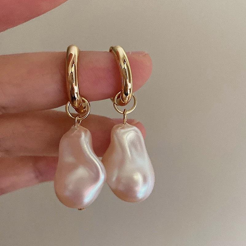 Vintage Elegance Irregular Imitation Pearl Water Drop Shape Earrings for Women New Trend Charm Jewelry Wedding Birthday Gift