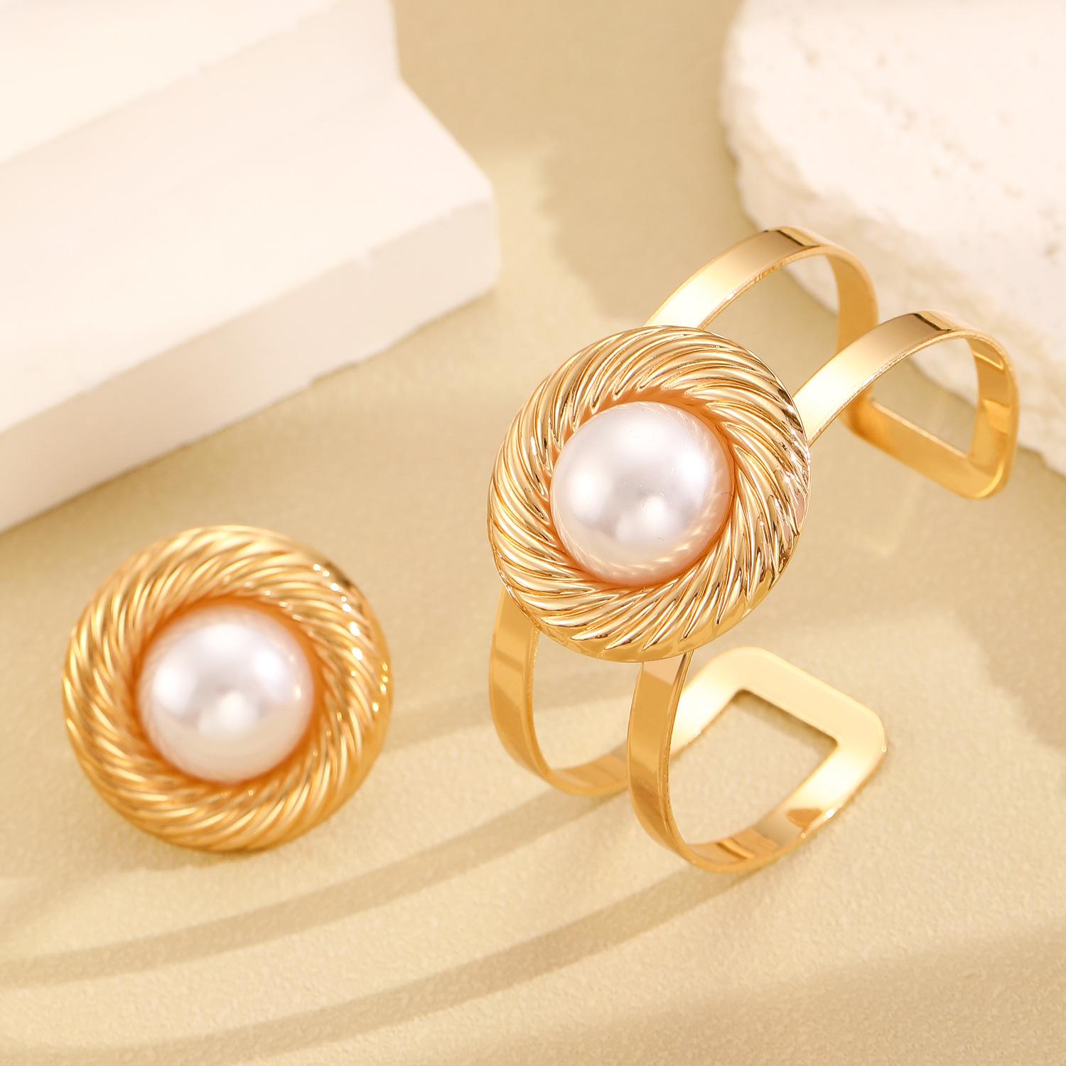 

Открывающийся регулируемый скручивающийся спиральный браслет из жареного теста с имитацией жемчуга из металла 1 set