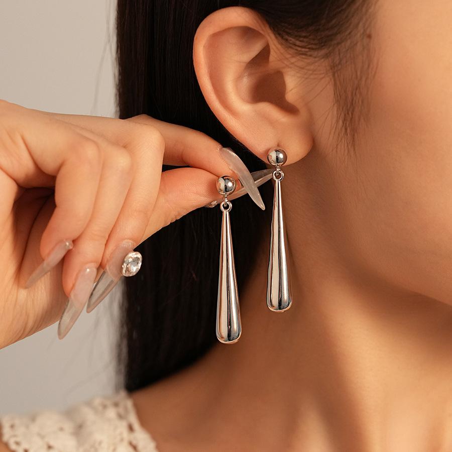 Simple Metal-sensitive Glossy Water Drop Silver Needle Earrings, European and American Commuter Niche Earrings, 