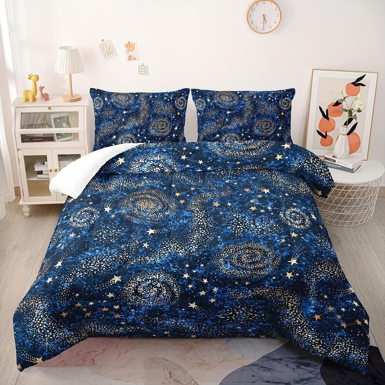 

Комплект одеяла «Звездное небо» - Мягкое голубое стеганое постельное белье с принтом межзвездного пространства, 1 одеяло и 2 наволочки, узор «Золотые звезды» Eu Twin 135x200cm