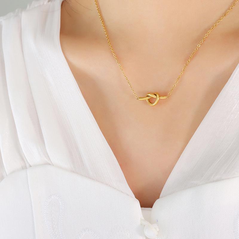 Korean Sweetheart Heart-Shaped Pendant Necklace for Women, 18K Gold-Plated Titanium Steel Clavicle Chain