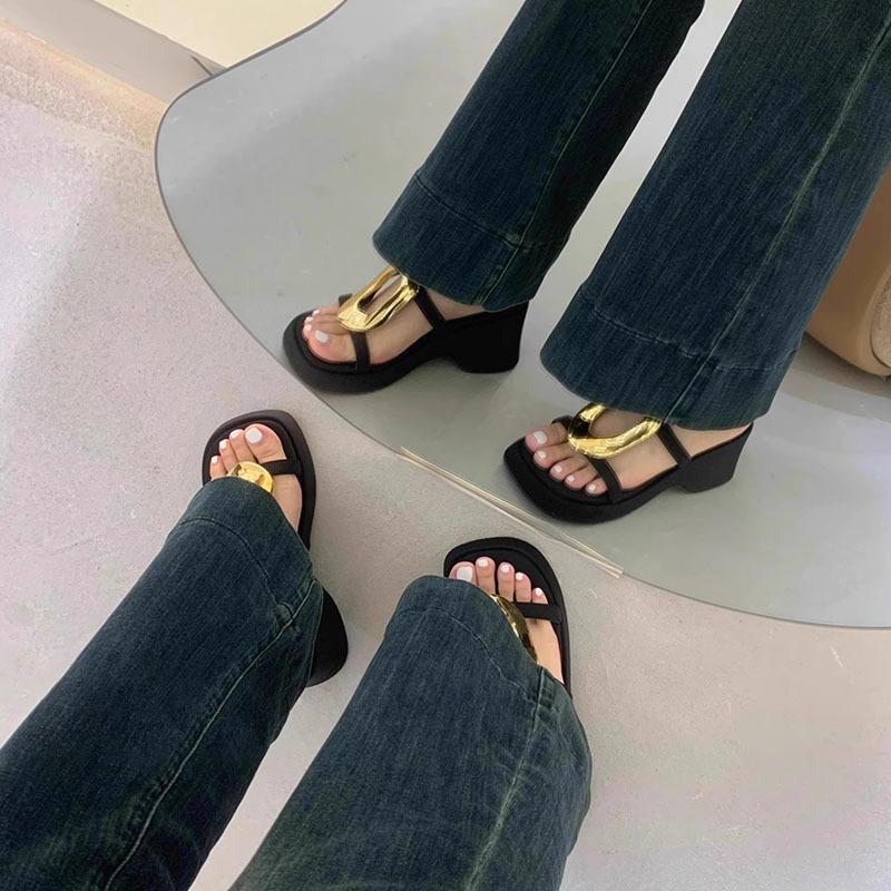 French black thick-bottomed cool slippers women's 2025 summer new niche fashion simple metal one-word beach slippers