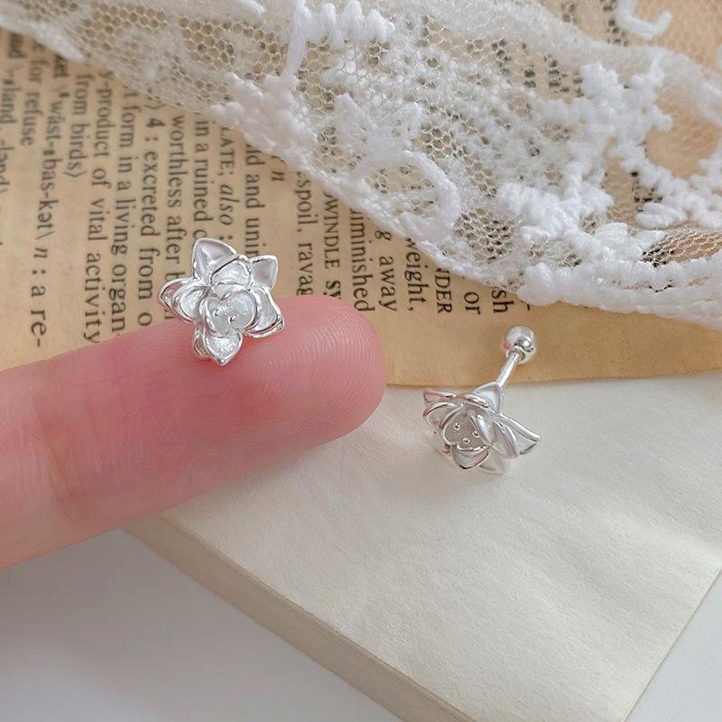Flower Earrings Fashionable Commuting Simple Temperament Exquisite Small Ear Piercing Ear Decorations