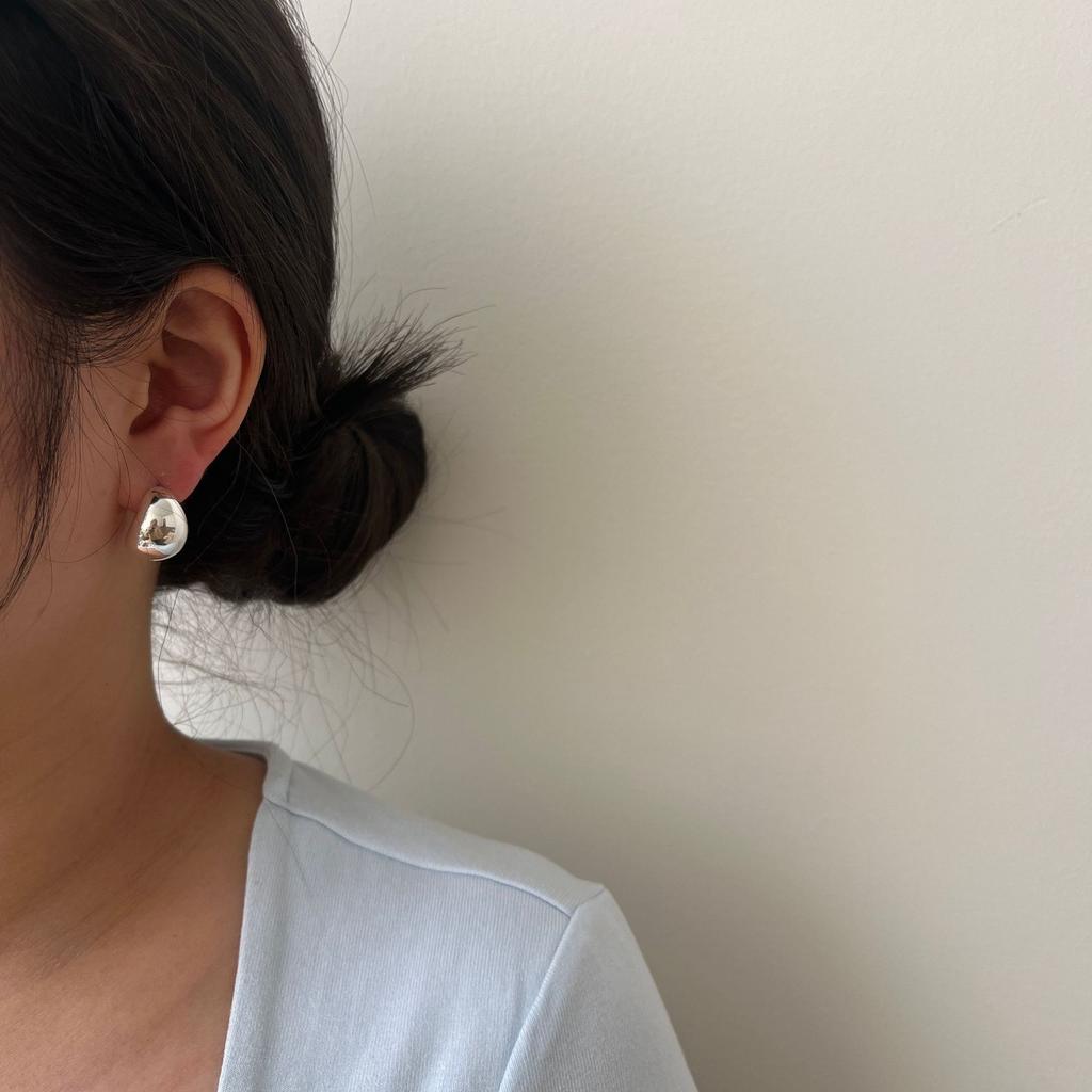 Cercei simpli și la modă cu design minge lucios, cercei cu șuruburi pentru femei, cercei cu design simplu și cercei de înaltă calitate pentru primăvara și vara