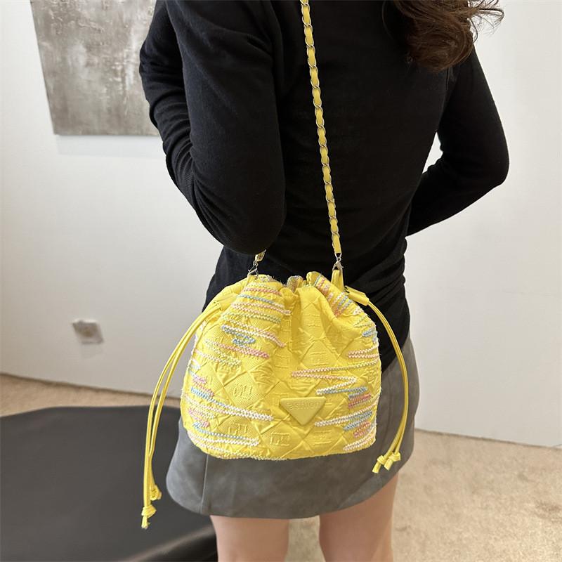 Chic Minimalist Summer Bucket Bag With Durable Canvas For Fashionable Outings