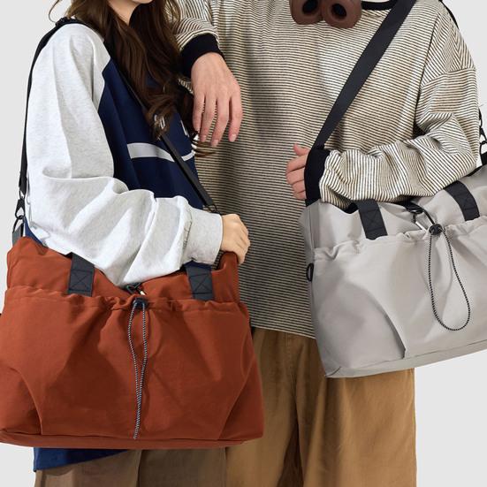 Wasserdichte Sporttasche Crossbody Duffel Bag mit Nassfach Yoga Umhängetasche Fitness-Tote mit Verstellbarem Schultergurt für Männer Frauen Weekender