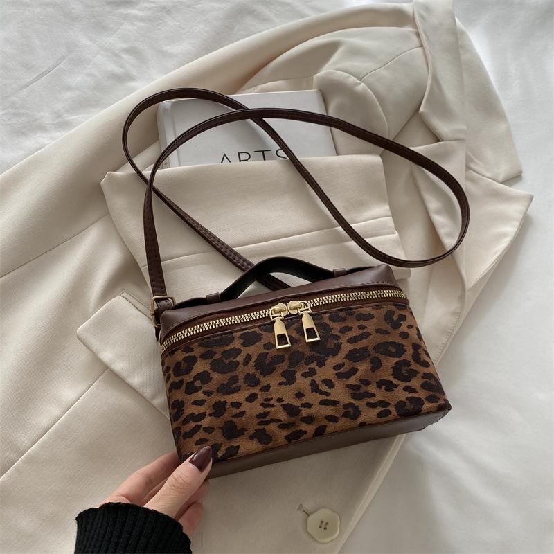 

Популярная популярная нишевая сумка с леопардовым принтом женская новинка 2025 года, универсальная сумка-мессенджер, маленькая квадратная сумка