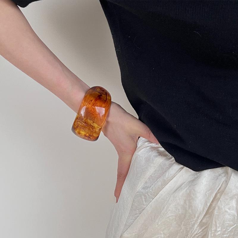 

Браслет из янтаря и смолы, широкий: Минималистичный ретро-стиль для женщин