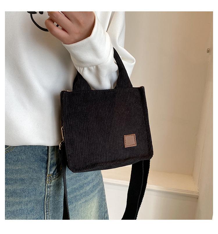 

2024 новая корейская версия ins wind бархатная сумка женская модная литературная и универсальная сумка студенческая сумка-мессенджер чёрный