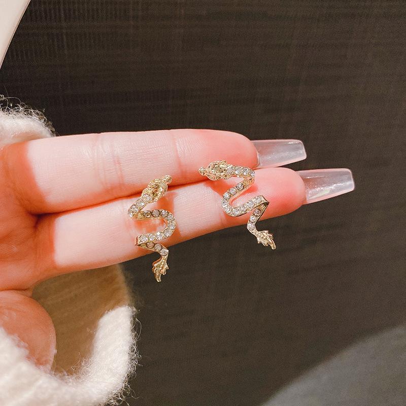 Light luxury high-end sense, natal dragon year take-off earrings, women's niche temperament earrings, new trendy personality versatile ear jewelry