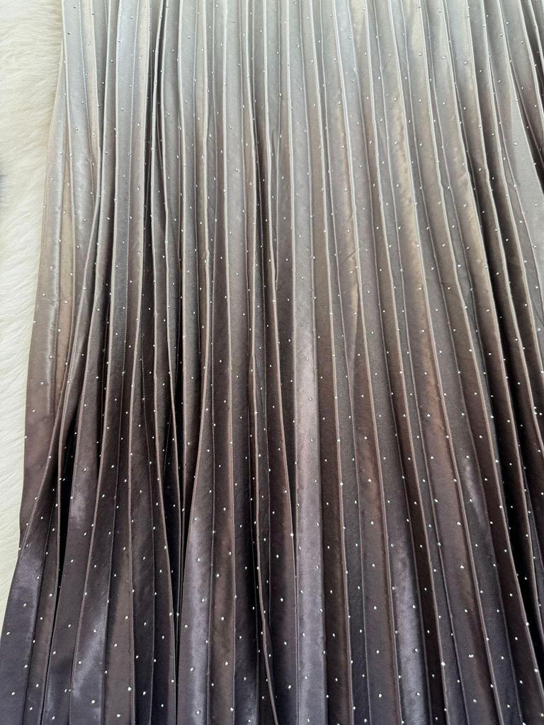 Eleganter Midi-Rock aus Satin mit Farbverlauf und Strass-Akzenten