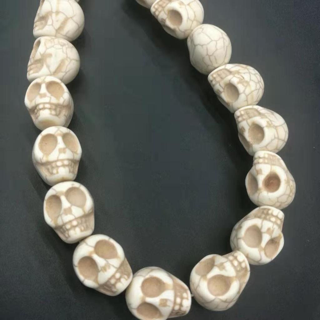 DIY Totenkopf-Form 15*18 mm Howlith Gefärbter Stein Mix-Farbe Türkis Geschnitzte Totenkopf-Form Lose Perlen, Für DIY Schmuckherstellung