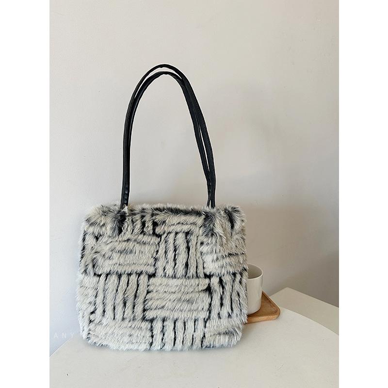 

Bag Women s 2025 Autumn and Winter New Horizontal and Vertical Pattern Hair Bag Plush Large Capacity Shoulder Tote Bag