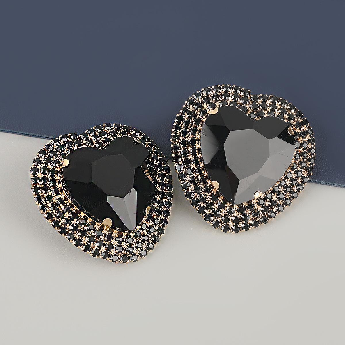 

Exaggerated Heart-Shaped Diamond Glass Earrings with Claw Chain - Flashy and Fashionable Women s Jewelry чорний