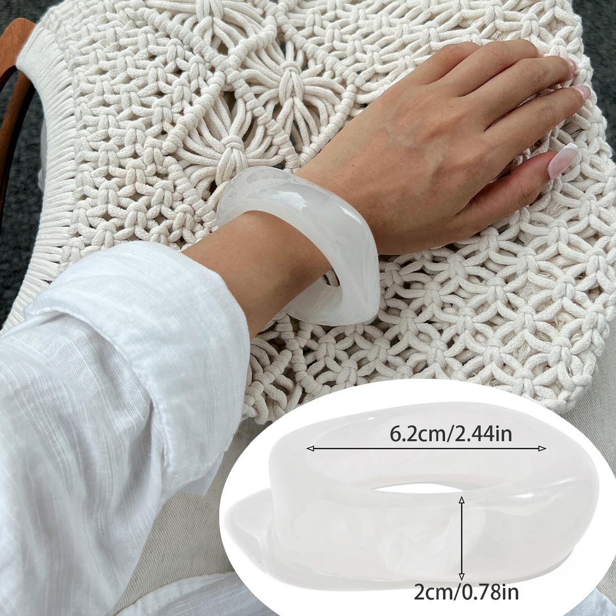 Неправильный Ветровой Размытый Акриловый Браслет, Преувеличенный Полупрозрачный Браслет из Смолы с Золотой Фольгой, Широкобортный Браслет