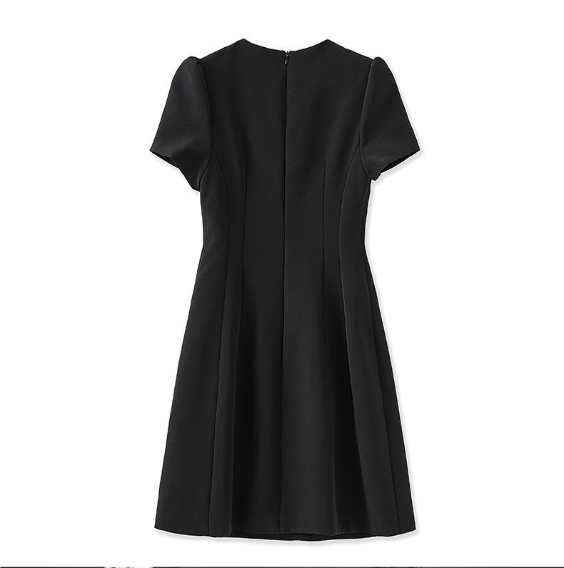 Dámské slim šaty s krátkým rukávem a designem límce s diamanty