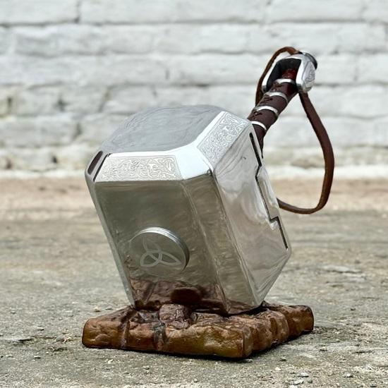 

Реплика молота Мьёльнира, реквизит из скандинавской мифологии, с подставкой