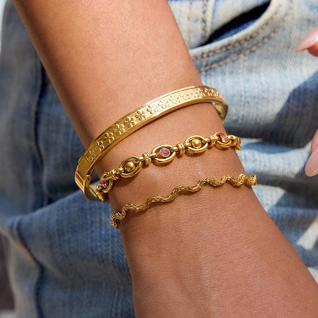 European and American stainless steel jewelry bracelets are specially supplied with explosive titanium steel sand gold