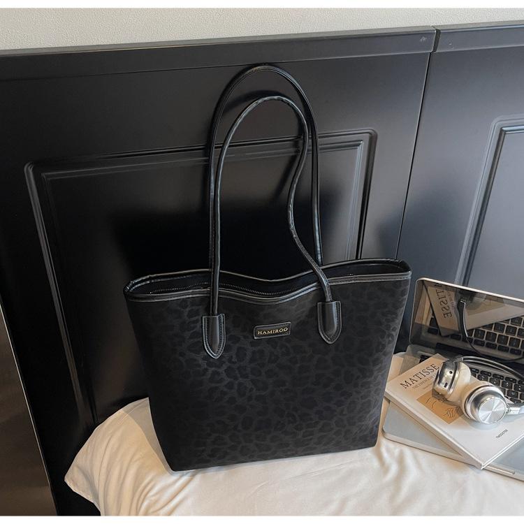 Autumn and winter large-capacity bag 2025 new commuter retro women's shoulder bag college student class bag tote bag