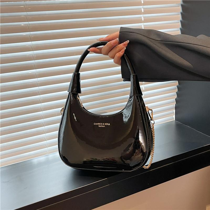 

Premium patent leather glossy bag women s 2025 new niche design portable crescent bag oblique span bag чорний