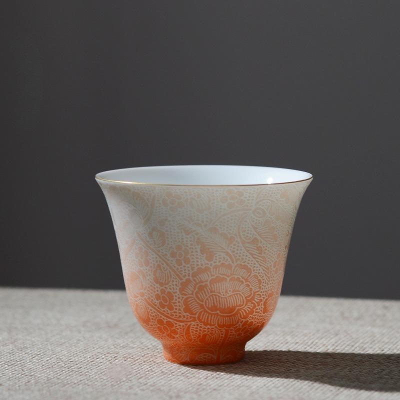 Handgefertigte Keramik-Teetasse Geschnitztes Blumendekor Farbverlauf Goldrand Chinesisches Gongfu-Teeset Porzellan-Teegeschirr Persönliche Teetasse Geschenk