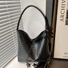 Popular super fire woven bag women's new highend shoulder underarm bag largecapacity commuter tote bag