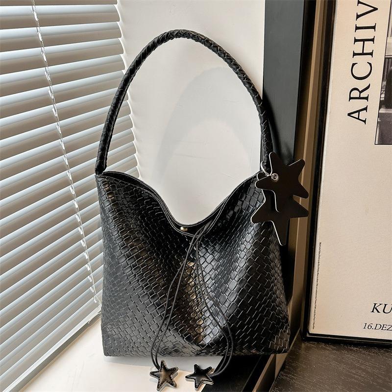 Popular super fire woven bag women's new highend shoulder underarm bag largecapacity commuter tote bag