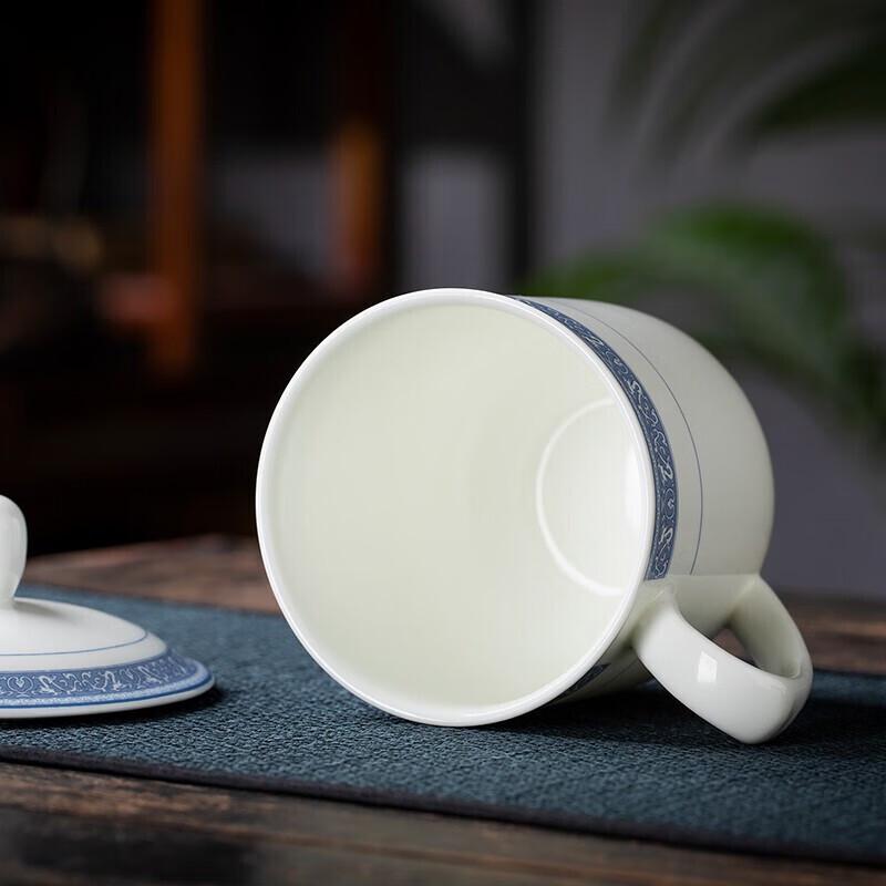 Filiżanki do herbaty Jingde Story z niebiesko-białej porcelany kostnej z pokrywkami (2-Pack)