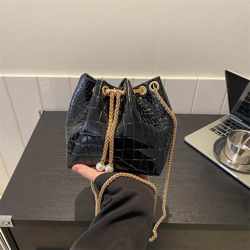 

Stylish Quilted Chain Bucket Bag For Women Chic Spring Fashion Trendy Shoulder Crossbody In Silver Gold Blue Pink And Black чорний