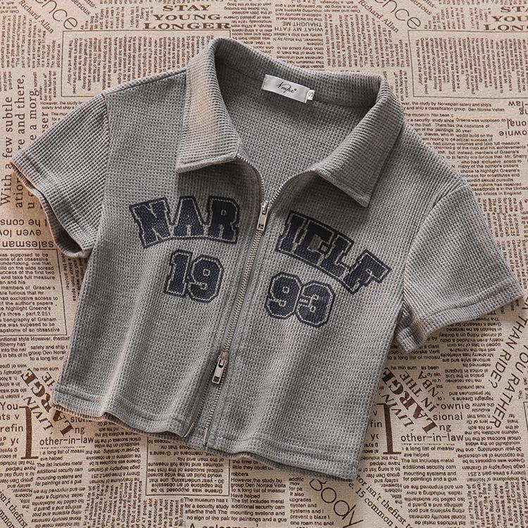 

Женский вафельный топ с короткими рукавами, воротником поло, ретро-принтом букв и застежкой-молнией для весны/лета XL (57.5-65 kg)