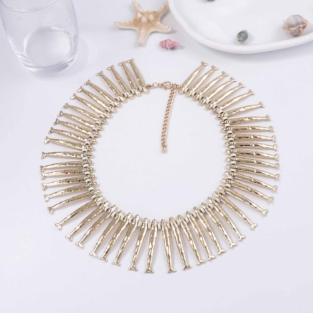 Übertrieben retro goldfarbenes Tier langer Fisch Anhänger kurzes Halsband Schlüsselbein Kette Europäisch und Amerikanisch Punk Mädchen