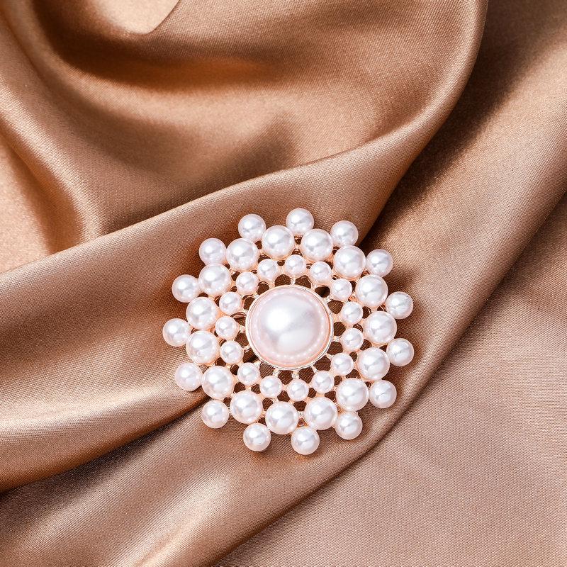 2022 New Creative Luxury Pearl Brooches Pins For Women Elegant Rhinestone Snowflakes Flower Accessories Lady Wedding Party Gift