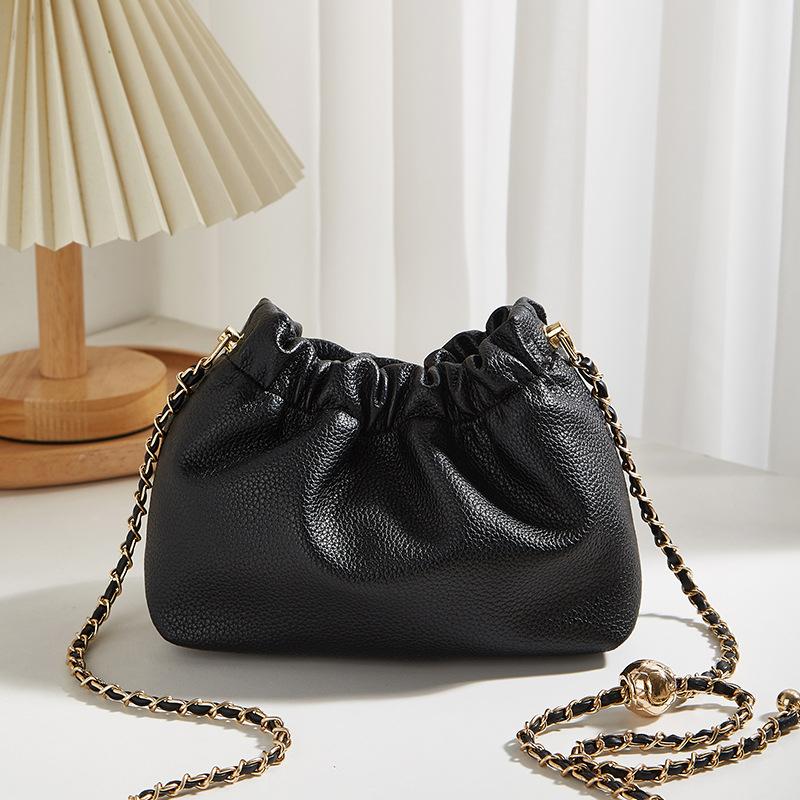 High-End Fashion Versatile Shoulder Messenger Bag Large-Capacity Chain Portable Women'S Bag New Niche Pleated Cloud Bag