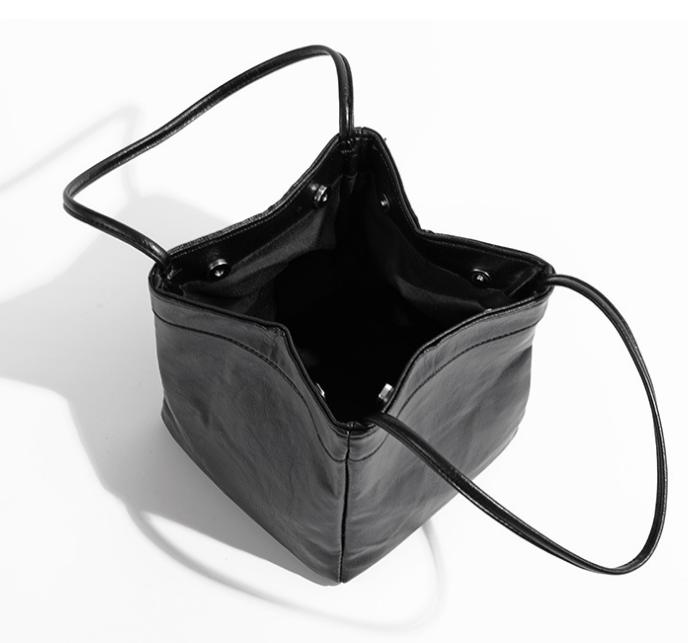 

Silver bucket bag for women 2025 new fashionable and simple lunch box bag, niche western-style texture hand-held small bag bolsa чёрный