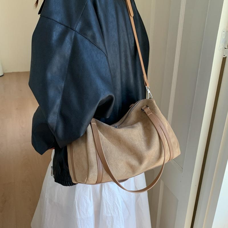 Large capacity bag 2025 new trendy retro versatile fashion high sense shoulder bag suede commuter messenger bag