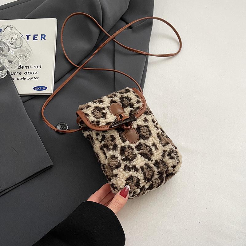 

Осень 2025 новая мода корейский леопардовый принт сумка для мобильного телефона женская высокоценная плюшевая контрастного цвета дорожная повседневная сумка-мессенджер