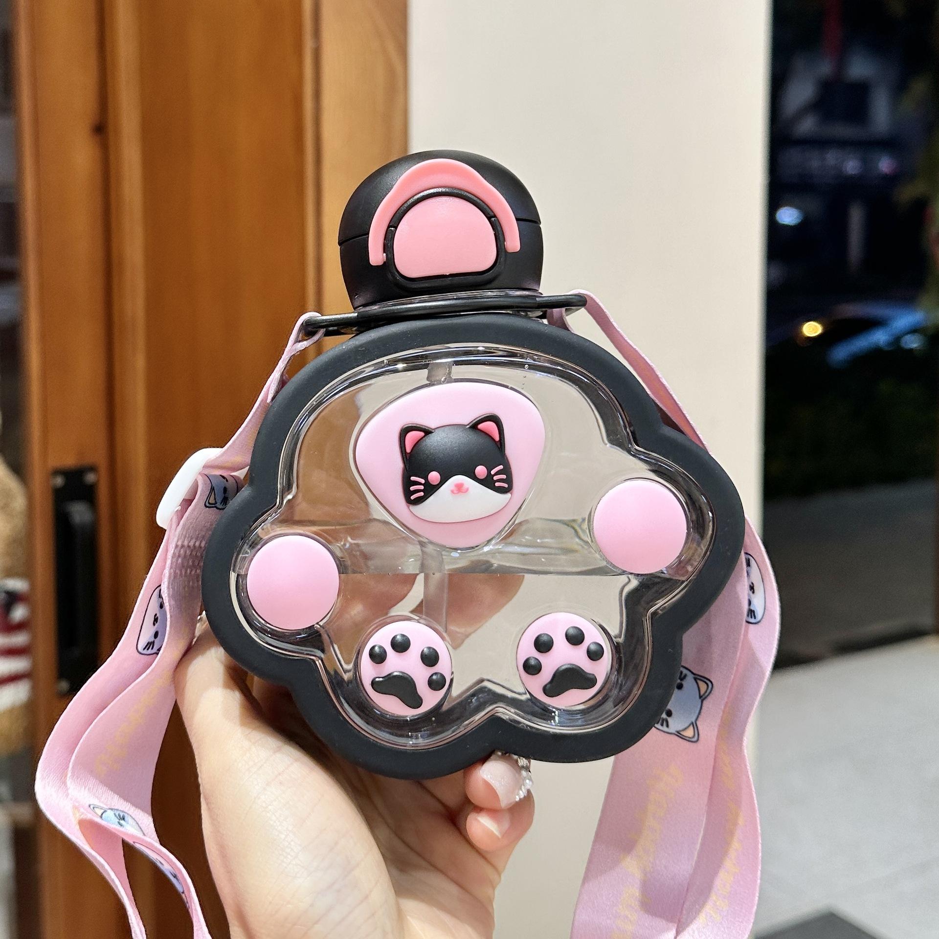 

2025 Новая мультяшная детская студенческая забавная пластиковая кружка Mars Rover кошачья лапка простая кружка с соломинкой уличная портативная кружка для воды с откидной крышкой 520ml чёрный