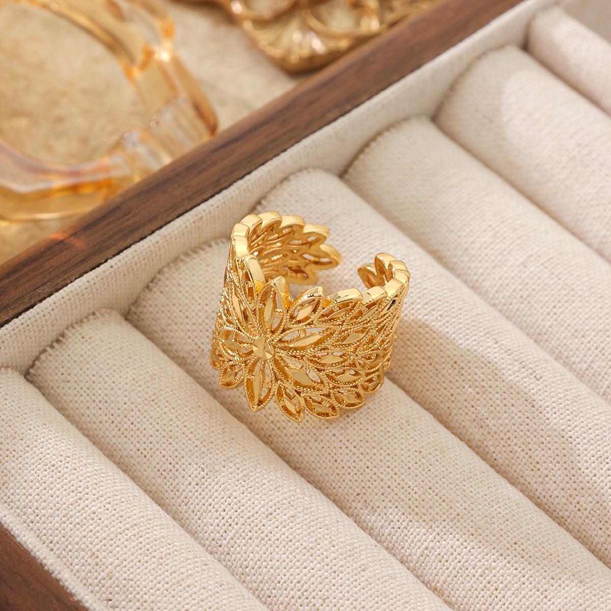 Light Luxury Fashionable Environmentally Friendly Copper Gold-plated Engraved Mesh Hollow Grid Pattern Open Ring