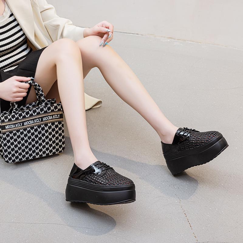 

Полые плетеные туфли-одинарки на толстой подошве 2025 новая летняя трендовая обувь на танкетке на шнуровке простого однотонного цвета 39 чёрный