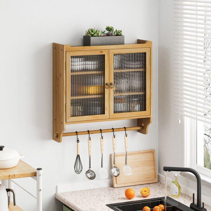 Wandvitrine im Vintage-Stil, zweitürig mit Glastüren, Breite 63 cm, mit drei Ablageböden, Naturholz-Finish.
