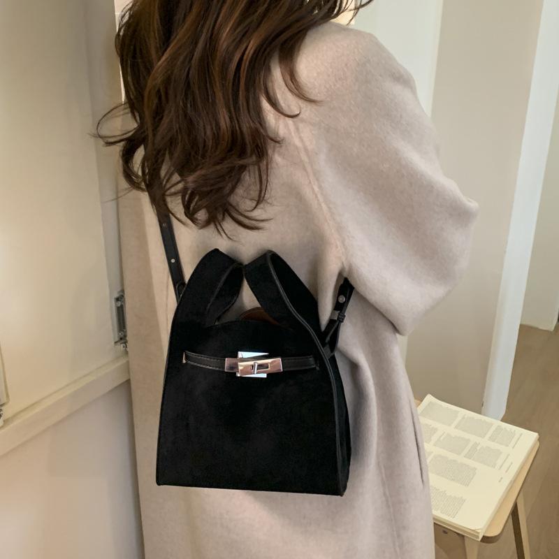 This year's popular small bags are women's autumn and winter versatile 2025 new retro messenger bags Korean version portable bucket bags