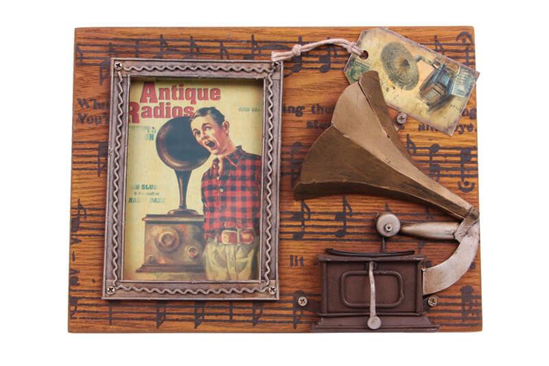 

Декоративный металлический каркас граммофона украшен