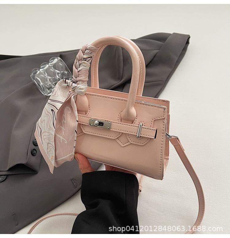 

This year, the popular Kelly bag 2025 spring new handbag matte texture shoulder bag simple women s messenger bag рожевий